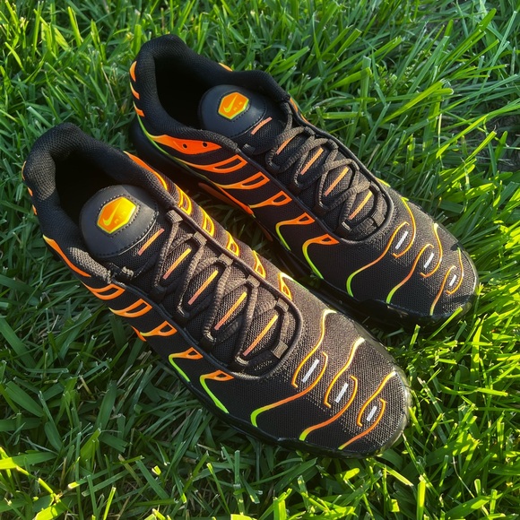 NEW Nike Air Max Plus Orange Volt size 12 Mens Shoes - Picture 2 of 10